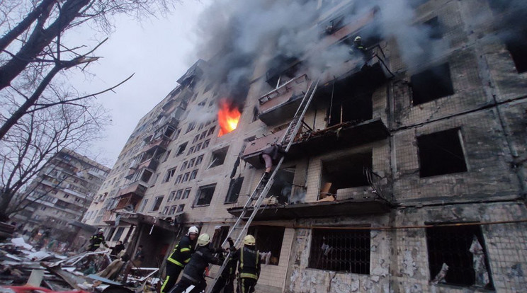 Találat ért egy kilencemeletes kijevi lakóházat, félig összeomlott / Fotó: GettyImages