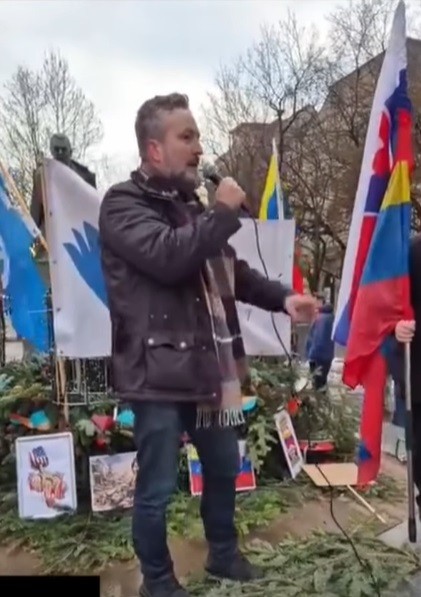 Ľuboš Blaha a Eduard Chmelár protestovali pred americkou ambasádou, kde kritizovali konanie USA. 