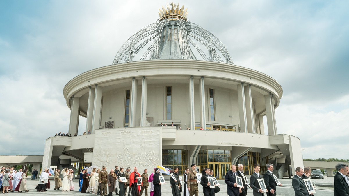 Uroczystą procesją niepodległościową i poświęceniem tablic upamiętniających ważne wydarzenia z historii Polski rozpoczęły się dziś w Toruniu obchody 98. rocznicy urodzin św. Jana Pawła II i 2. rocznicy konsekracji sanktuarium - wotum wdzięczności za jego pontyfikat.