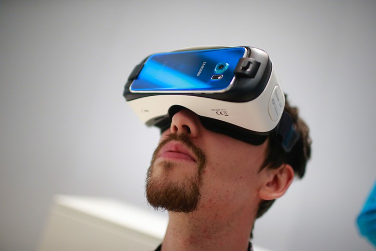 <strong>Samsung Gear VR</strong><br /><br />

Gogle wirtualnej rzeczywistości od Samsunga. Dzięki nim możemy oglądać filmy jak gry w nowym wymiarze. Jak zapewnia Samsung dzięki goglom poczujemy się niczym w sali kinowej. Cena urządzenia ok. 200 dolarów. Urządzenie Gear VR Innovator Edition, zoptymalizowane zostało  do współpracy ze smartfonami GALAXY S6 i S6 Edge wyposażonymi w wyświetlacz Super AMOLED o przekątnej 5,1 cala<br /><br />