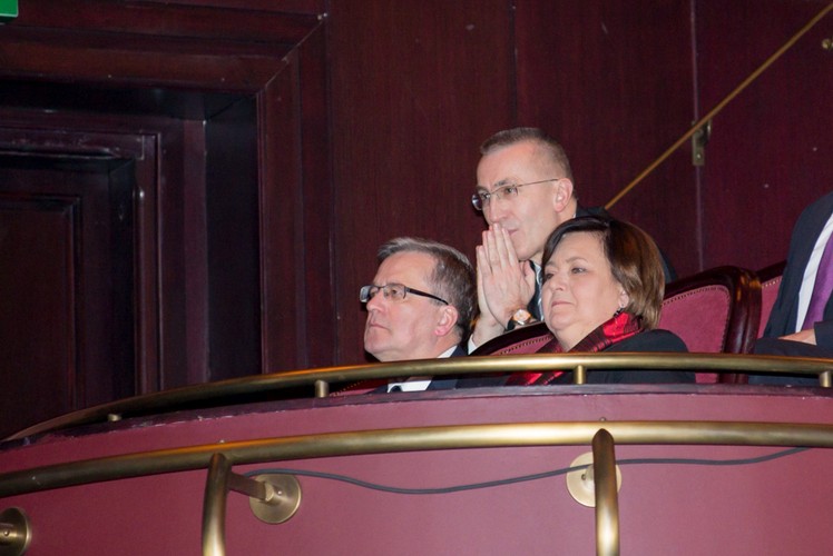 Prezydent Bronisław Komorowski, Anna Komorowska i Maciej Klimczak na premierze 'Kamieni na szaniec'