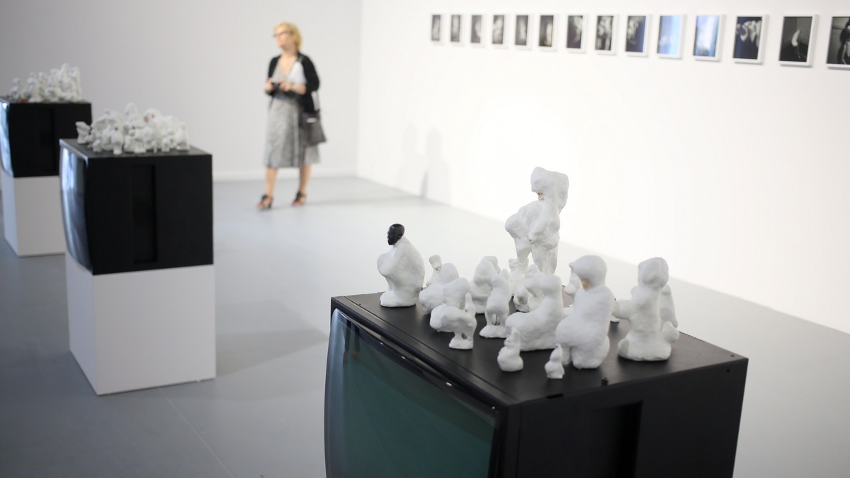 Fotografie oraz filmy o wojnie i przemocy znalazły się na wystawie "Podstawowe zasady" autorstwa duetu brytyjskich artystów Adama Broomberga &amp; Olivera Chanarina, którą od jutra będzie można oglądać w warszawskim Centrum Sztuki Współczesnej.