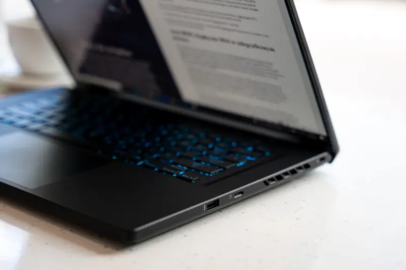 ROG Zephyrus M16 zaskakuje swoją uniwersalnością i jak mało który laptop gamingowy łączy w sobie elegancję, potęgę i mobilność