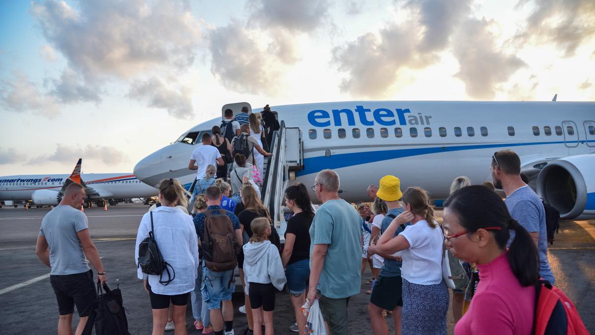 Polscy turyści wsiadają do samolotu linii Enter Air na lotnisku w Heraklionie na Krecie, 3 września 2023 r.