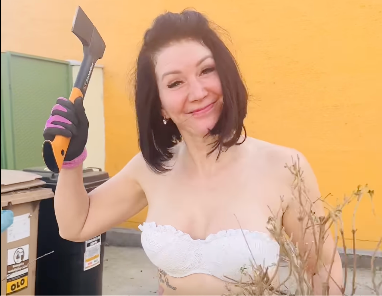 Poslankyňa NR SR Jana Bittó Cigániková (SaS) sa vie oháňať aj na záhrade.