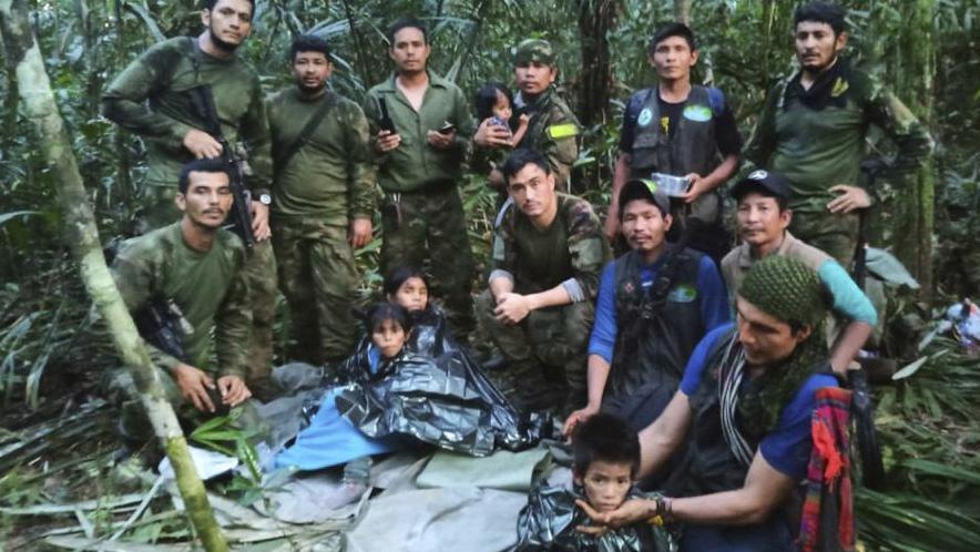 A kolumbiai fegyveres erők sajtóirodája által kiadott képen katonák és bennszülött férfiak pózolnak a négy testvérrel, akik egy halálos repülőgép-szerencsétlenség után tűntek el a Solano dzsungelben / Fotó: Profimedia