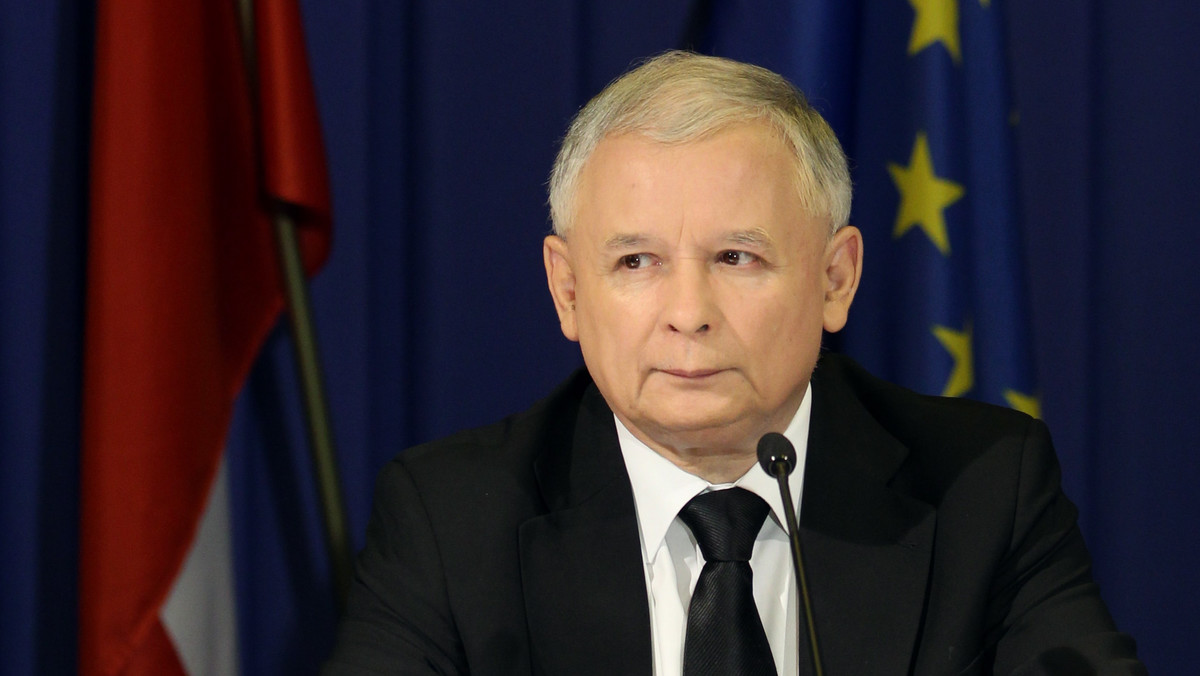 Jarosław Kaczyński po raz pierwszy skomentował w wywiadzie dla rebelya.pl objęcie przez Polskę prezydencji w Unii Europejskiej. Prezes PiS krytycznie odniósł się do priorytetów rządu Donalda Tuska i studził emocje związane z półrocznym przewodnictwem Polski. Zdaniem szefa PiS po Traktacie z Lizbony "przewodnictwo jest słabsze niż było przedtem". Kaczyński przyznał też, że "spełniły się jego obawy" związane z przystąpieniem Polski do UE. Jak jednak zastrzegł "kwestia samej obecności w Unii jest oczywista, takie są realia dzisiejszej Europy".