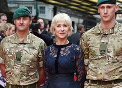 Helen Mirren z mocną obstawą na premierze "Eye in the Sky" w Londynie [ZDJĘCIA]