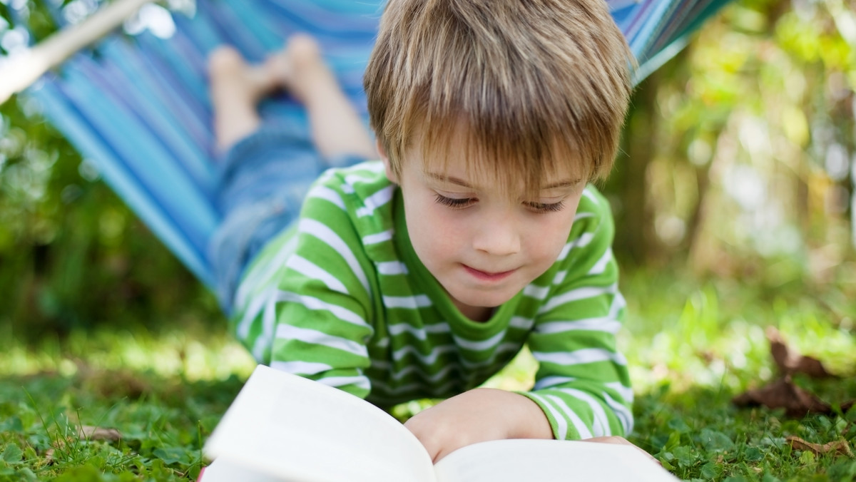 Większość rodziców próbuje uniknąć naprzemiennego używania języków przy dziecku, trzymając się przy tym strategii „opol” (one parent, one language). Jednak dr Chisato Danjo, wykładowczyni lingwistyki i japońskiego, twierdzi, że dwujęzyczne dzieci, które mieszają języki, wykazują się większą kreatywnością niż inne. Przykładem mogą być badane przez lektorkę rodziny brytyjsko-japońskie.