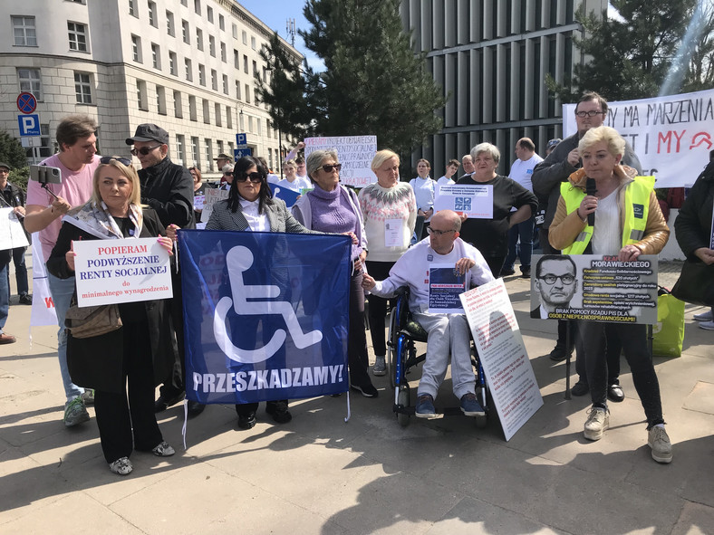 Rodzice i opiekunowie osób niepełnosprawnych na proteście przed Sejmem