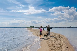 Widok na Cypel Rewski – wąski pas piaszczystego lądu o długości około kilometra przypomina naturalne molo 