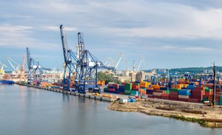 Polska więcej kupuje, niż sprzedaje. Nasz deficyt handlowy rośnie [NOWE DANE]