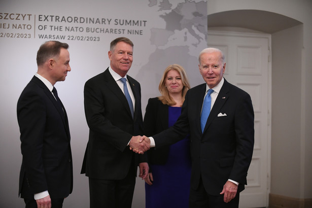 Prezydent RP Andrzej Duda, prezydent Rumunii Klaus Iohannis, prezydent Słowacji Zuzana Caputova i prezydent Stanów Zjednoczonych Joe Biden podczas powitania, przed obradami szczytu państw Bukaresztańskiej Dziewiątki