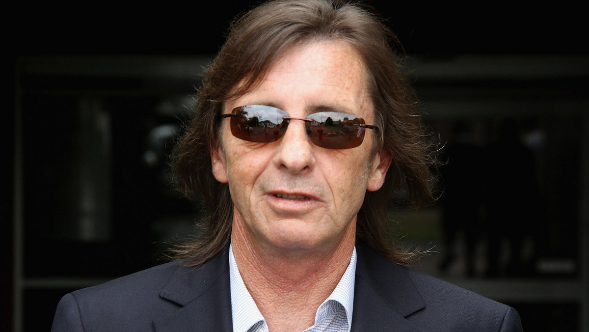 Perkusista AC/DC, Phil Rudd został uniewinniony od postawionych m u zarzutów zlecenia morderstwa dwóch osób i grożenia śmiercią. Prokuratura zajmująca się sprawą uznała, że dowody zebrane w sprawie są niewystarczające. W sprawie afery ze swoim perkusistą w roli głównej głos zagrali muzycy AC/DC. Opublikowali oficjalny komentarz.