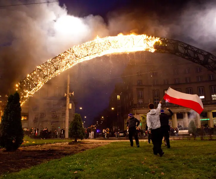 Płonąca tęcza na placu Zbawiciela, 2013 rok po &quot;Marszu Niepodległości&quot;