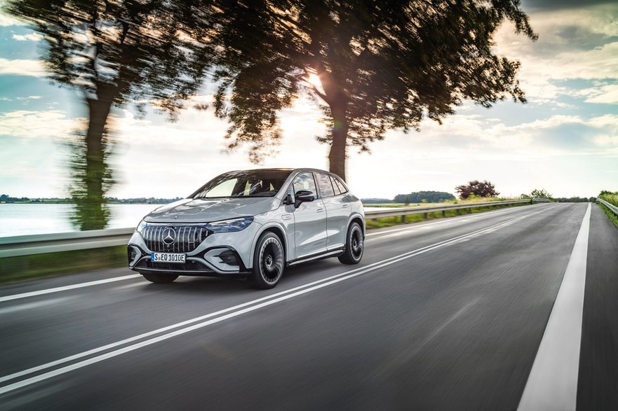 Mercedes EQE SUV zaprojektowany w charakterystycznym purpose design elektryków Mercedesa. Obligatoryjne stopnie przy drzwiach poprawiają aerodynamikę