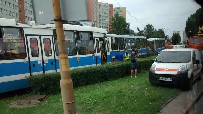 Wykolejenie tramwaju na Żmigrodzkiej we Wrocławiu