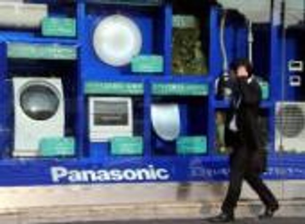 Produkty koncernu Panasonic prezentowane na jednej z witryn sklepowych w Tokio. Fot. Bloomberg