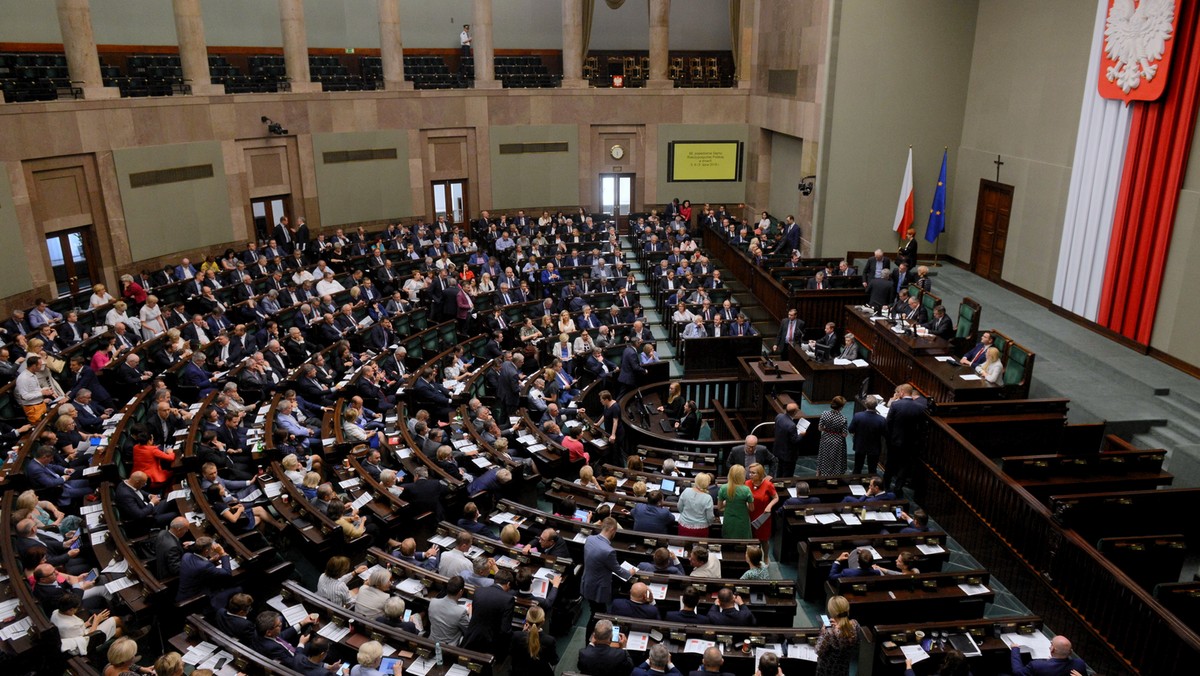 PiS może liczyć na 40 procentowe poparcie - wynika z sondażu CBOS przeprowadzonego na przełomie czerwca i lipca. W Sejmie znalazłoby się w sumie pięć partii. Na PO zagłosowałoby 16 proc., na Kukiz'15 - 8 proc., na SLD - 7 proc., a Nowoczesna uzyskałaby 5 proc. - wynika z sondażu.