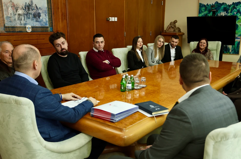 Lončar sa medicinskim radnicima koji su se vratilli iz inostranstva u Srbiju 