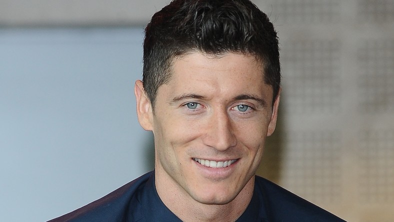 Robert Lewandowski na spacerze z córką - Sport