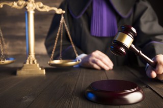 TSUE: Umowy zawierane na odległość muszą zobowiązywać konsumenta do zapłaty za zamówienie