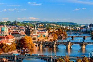 PRAGA widok m.in. na słynny most Karola na Wełtawie – najdłuższej rzece w Czechach.