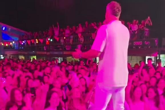 BOKI U TRANSU U SARAJEVU! Frontmen Lexington benda popeo se na zvučnike i đuskao sa publikom, emocije preplavile festival