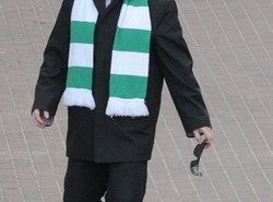 Polityk PiS lansuje się z szalikiem na trybunach