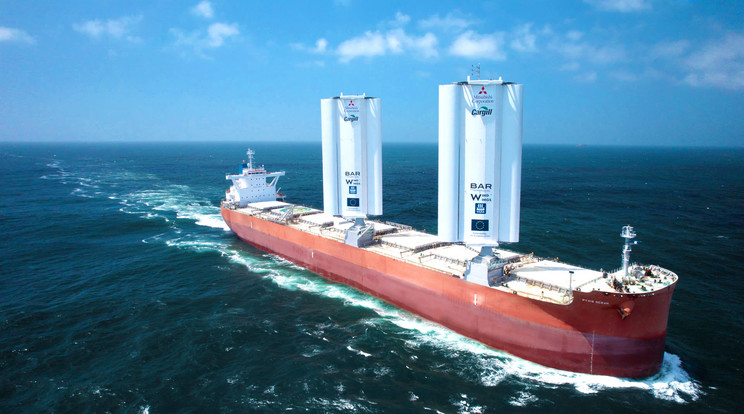 A Pyxis Ocean teherhajó fél évet töltött az Indiai- és a Csendes-óceánon, valamint az Atlanti-óceán északi és déli részén is. Ezalatt naponta átlagosan három tonnával kevesebb üzemanyagot használt el, jelentősen mérsékelve a szén-dioxid-kibocsátását. A széllel támogatott teherhajózásban a hajózási cégek nagy lehetőséget látnak. / Fotó: Cargill