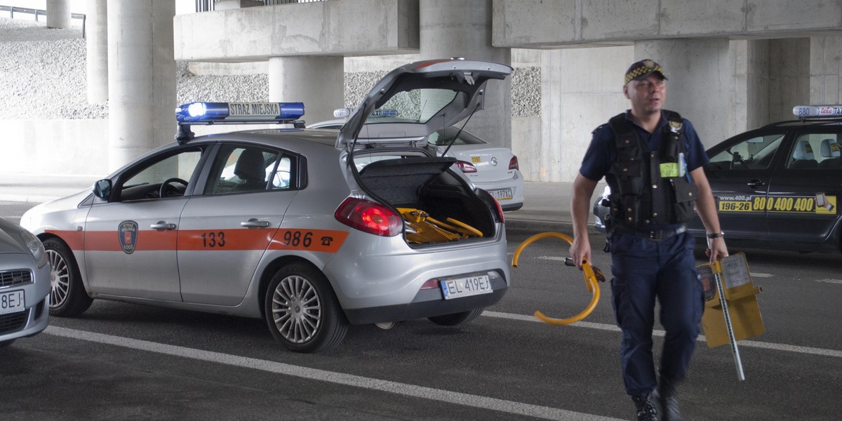 Straż miejska zablokowała auta na Fabrycznym 