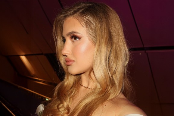 LENA MARINKOVIĆ BLISTA NA VELIKOJ MATURI U nesvakidašnjoj haljini oduševila, Goca puca od ponosa: "Majkino"