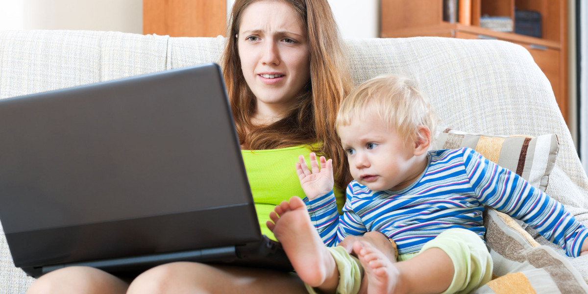 Matka z dzieckiem przed komputerem składa wniosek o 500 plus (zdjęcie ilustracyjne)