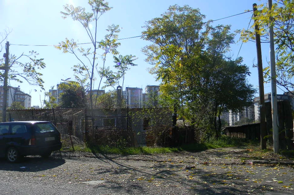 I automobili parkirani pored kuća