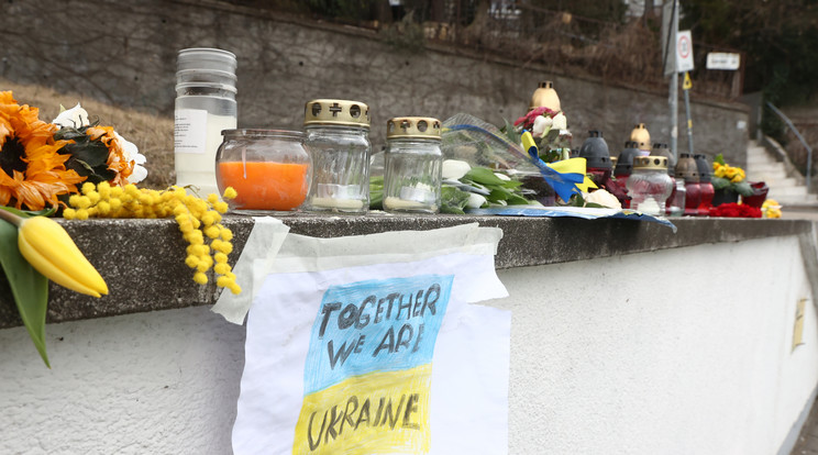 Kisebb megemlékezés az elhunytakért a budapesti Ukrán nagykövetség előtt / Fotó: Pozsonyi Zita