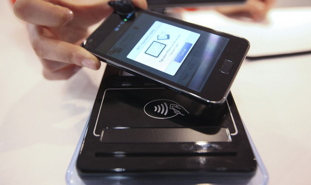 Smartfon z technologią zbliżeniową NFC pozwalającą na płatności telefonem komórkowym