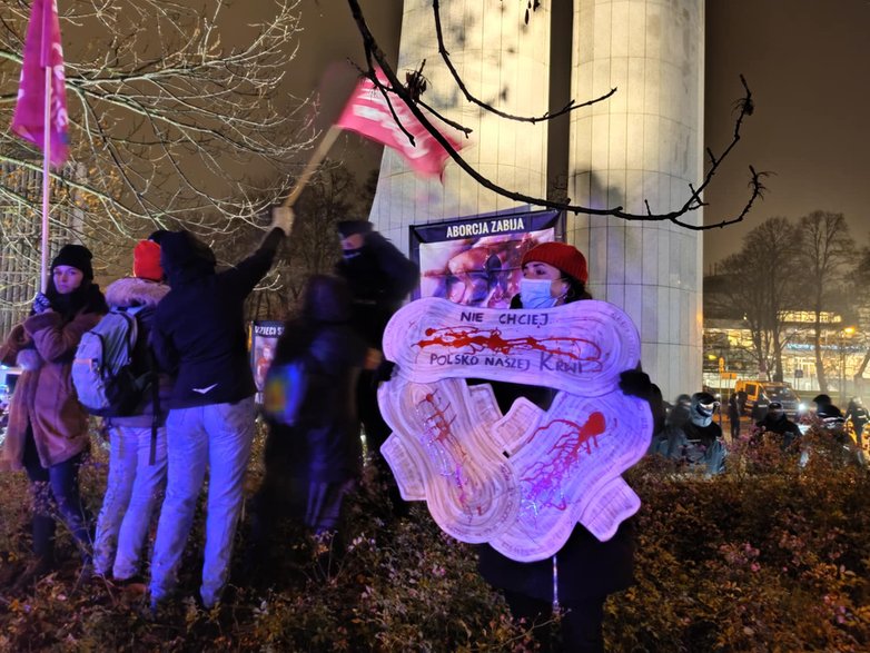 Policjanci nie dopuścili do kontaktu obu protestujących grup