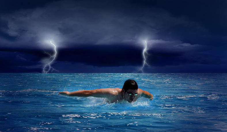 Pływanie w czasie burzy