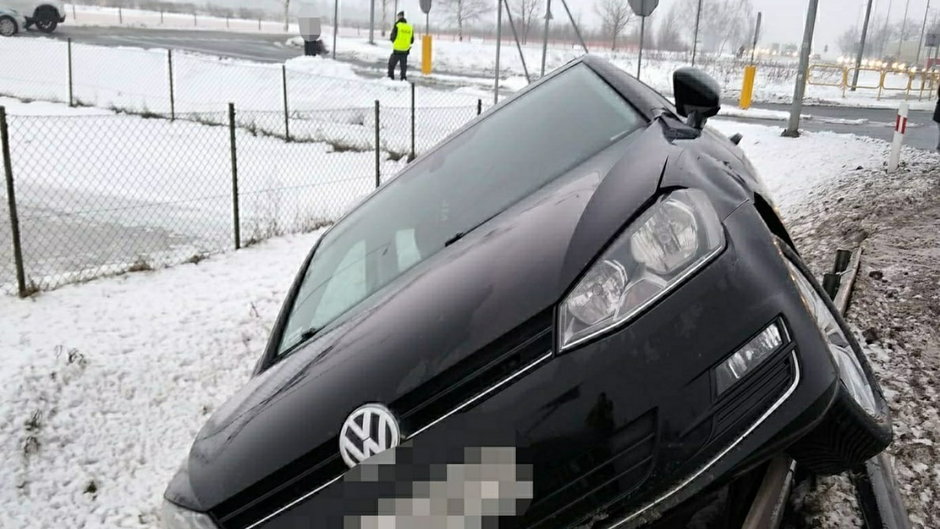 Kolizja na DK16 w pobliżu Łęgajn. 55-letnia kierująca mazdą uderzyła w volkswagena