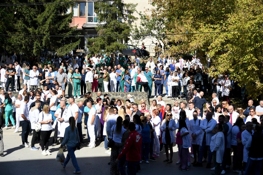 Protest zdravstvenih radnika u Kosovskoj Mitrovici