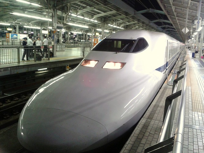 Już pierwszy widok shinkansena na peronie wywiera olbrzymie wrażenie. Japońskie superekspresy wyglądają jak rakiety zatrzymane w locie. Najszybsze z nich jeżdżą z prędkością 300 km/h, ale nawet podróż „wolniejszą wersją” robi wrażenie. Niemal tysiąc kilometrów dzielące Tokio od Hiroszimy przejechaliśmy w pięć godzin. Z półgodzinną przesiadką w Osace.