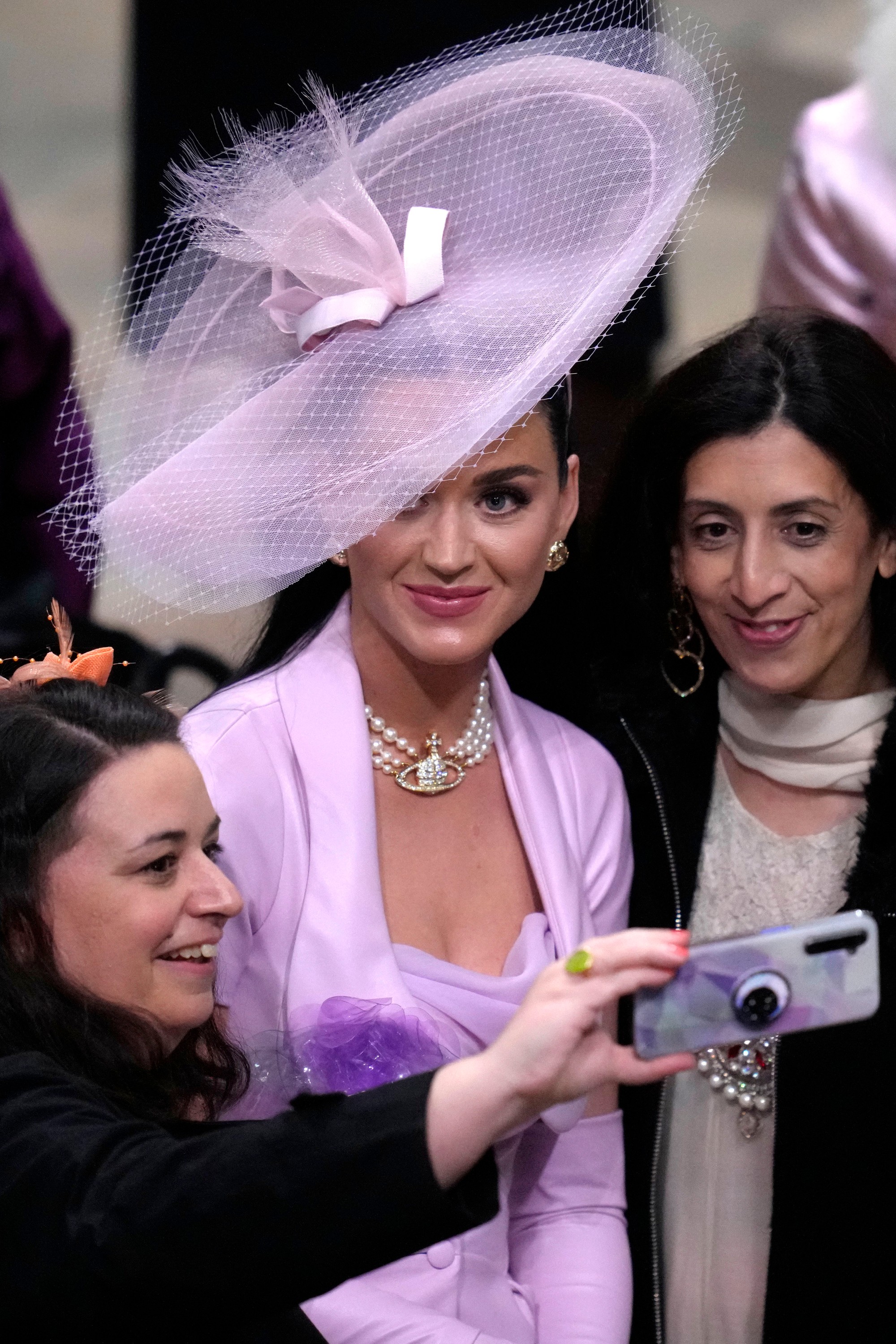 Speváčka Katy Perry na korunovácii kráľa Karola III.