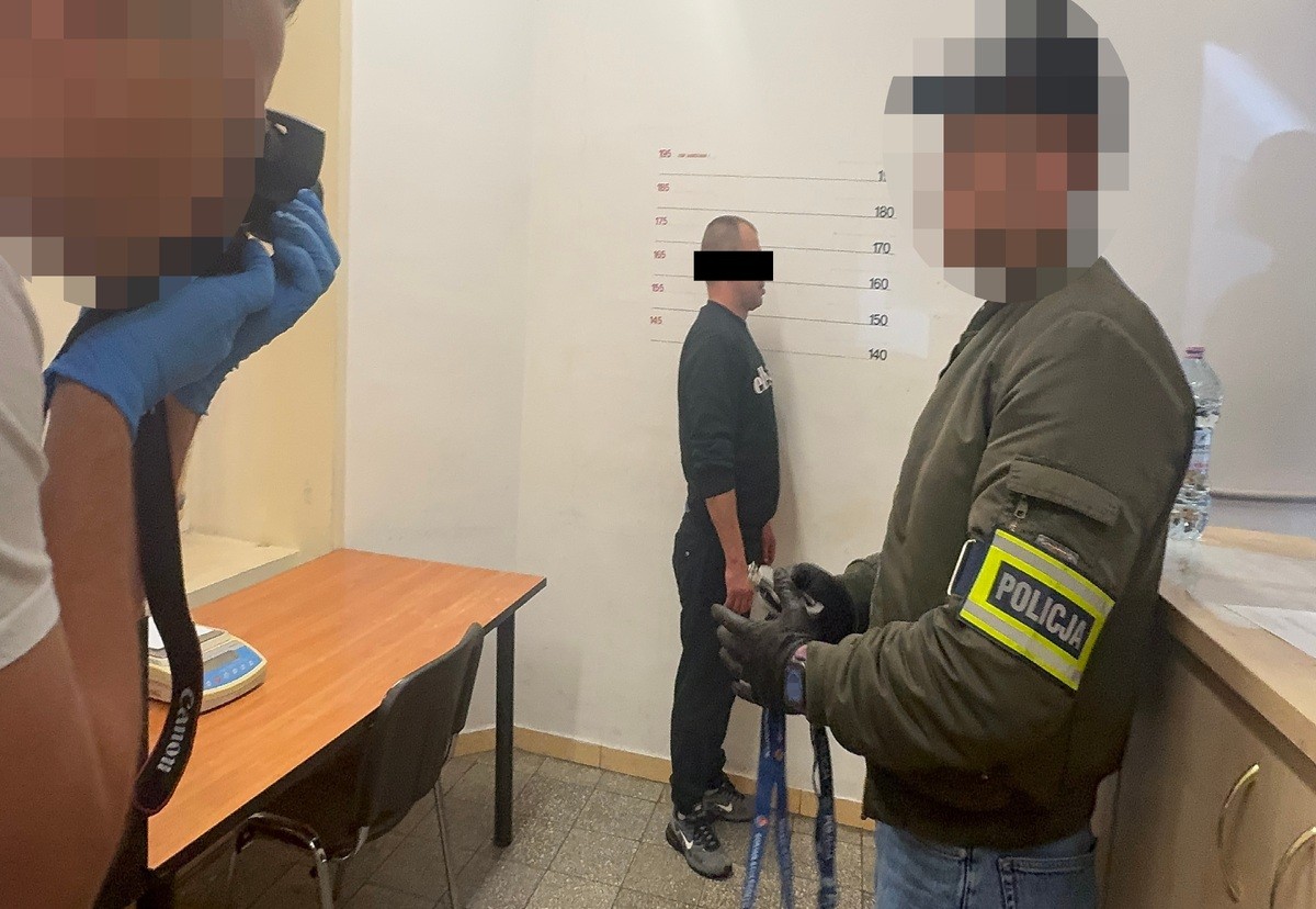 Niebezpieczna sytuacja w Warszawie. Kierowca BMW porwał i okradł 38-latka