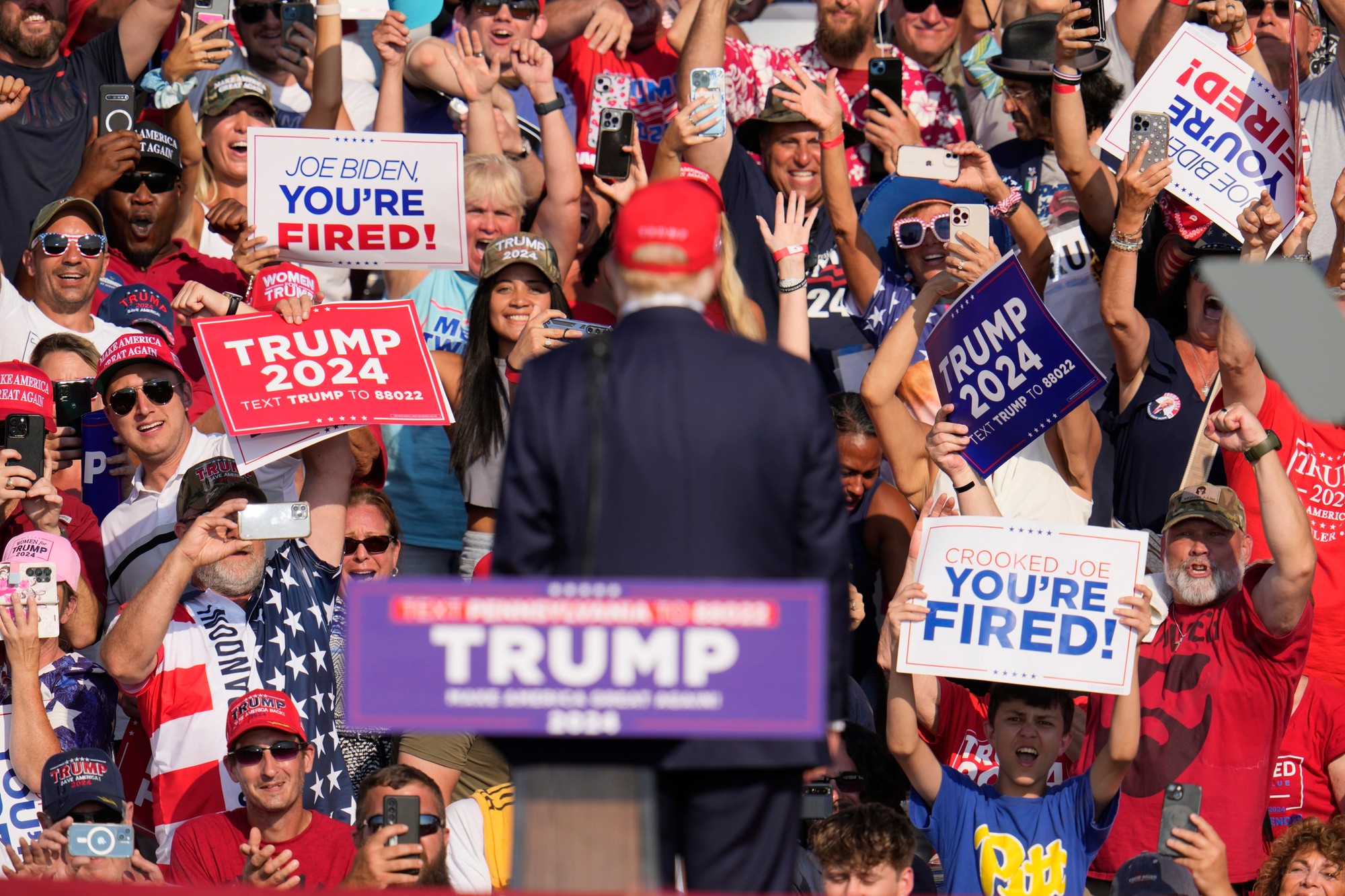 Na predvolebnom mítingu Donalda Trumpa sa strieľalo.