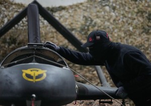 Ukrajinski obaveštajci pripremaju jednosmerni dron na nepoznatoj lokaciji u Ukrajini 28. maja