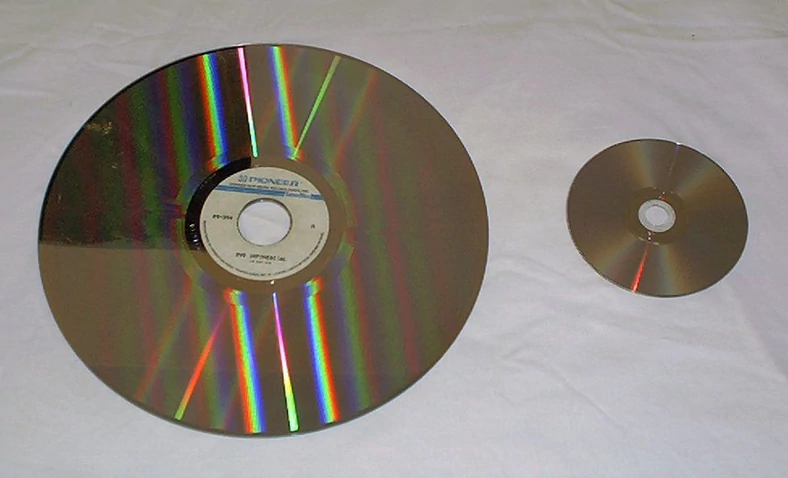 Protoplastą płyt DVD, HD-DVD, Blu-ray i Ultra HD Blu-ray był ogromny i futurystyczny LaserDisc