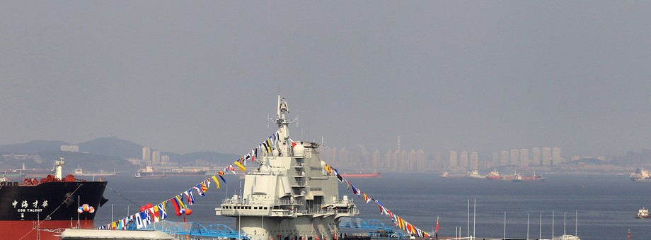 Liaoning, pierwszy chiński lotniskowiec. Wszedł do służby w 2012 r. 