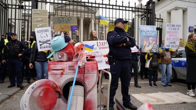 Happening przed Ambasadą Rosji w Warszawie. Ludzie znoszą najprzeróżniejsze przedmioty [ZDJĘCIA]