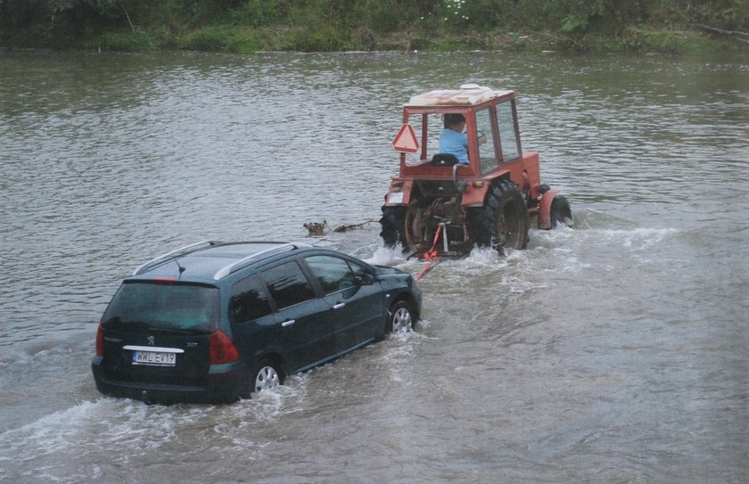 Wożą zmarłych furmanką przez rzekę