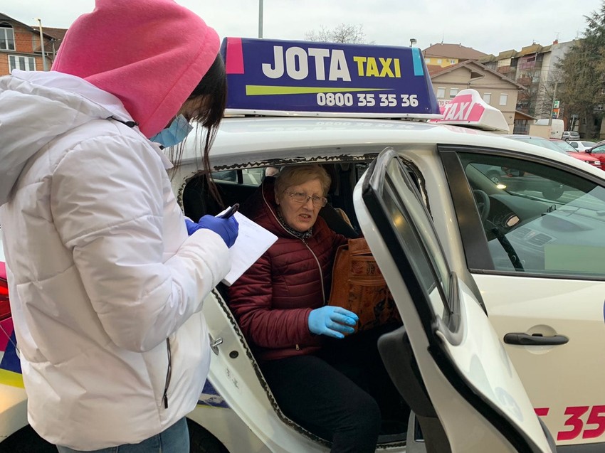 Taksi udruženja i volonteri pomažu penzionerima u Jagodini 